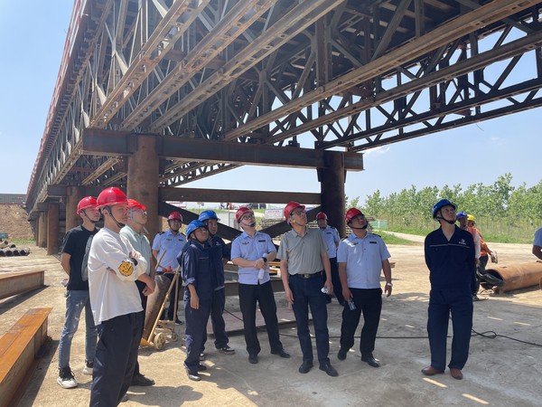 市交通运输执法大队到英国365集团公司在建项目—杨湖至赛涧颍河大桥就钢栈桥施工方案进行调研学习